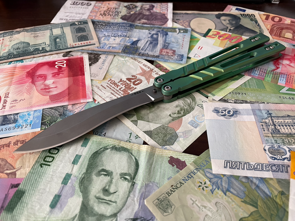 BRS kukri Alpha Beast with money from various countries
